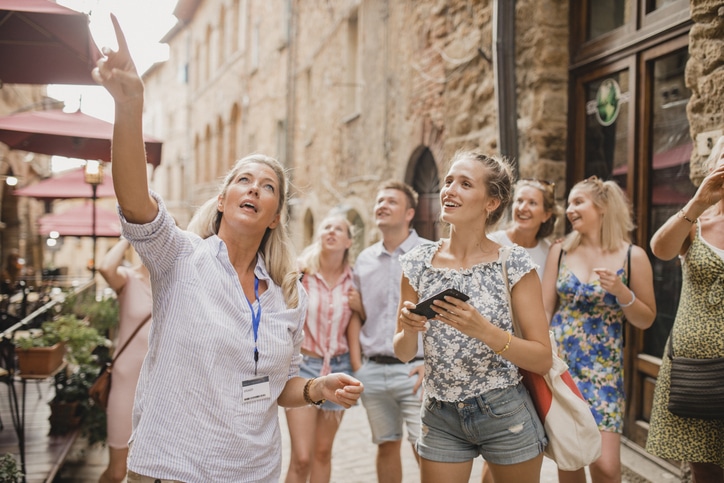 Guida turistica che lavora sorridendo