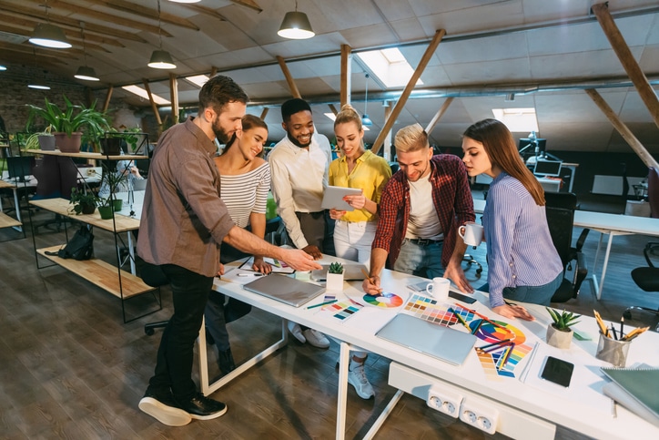 Gruppo di lavoratori che organizzano un evento all'aperto per la Primavera